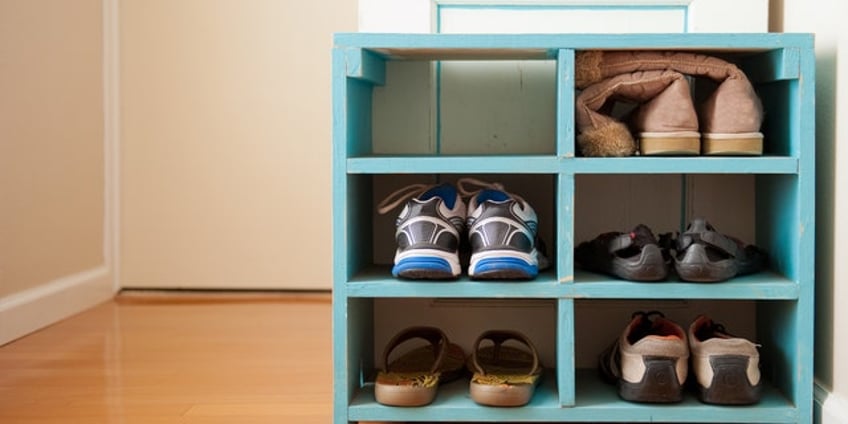 should guests take off shoes when visiting a home if asked experts chime in