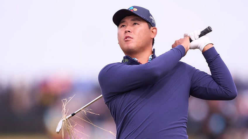 Si Woo Kim plays a shot