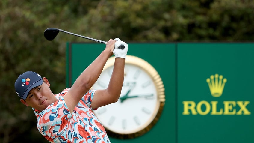 Si Woo Kim tees off