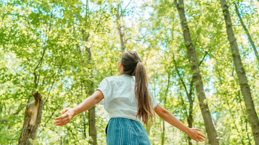 silent walking trend psychiatrist shares stress relieving benefits of strolling in silence