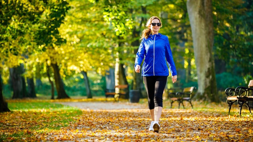 silent walking trend psychiatrist shares stress relieving benefits of strolling in silence