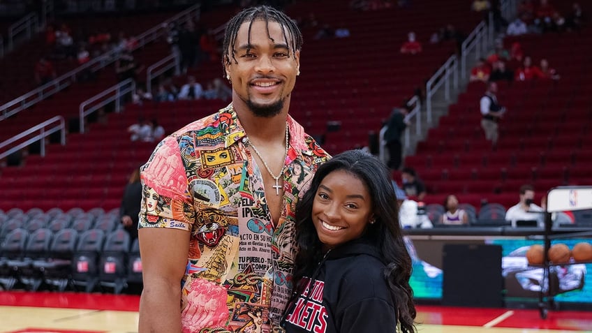 Jonathan Owens and Simone Biles at basketball game