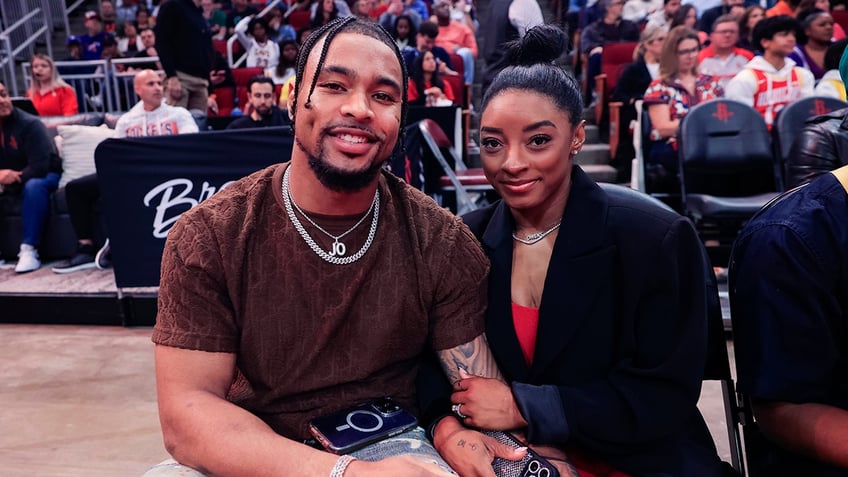 Jonathan Owens and Simone Biles pose for picture