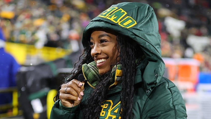 simone biles smooches packers husband jonathan owens before game against chiefs