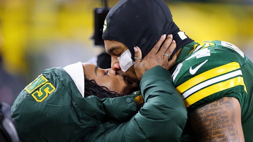 simone biles smooches packers husband jonathan owens before game against chiefs