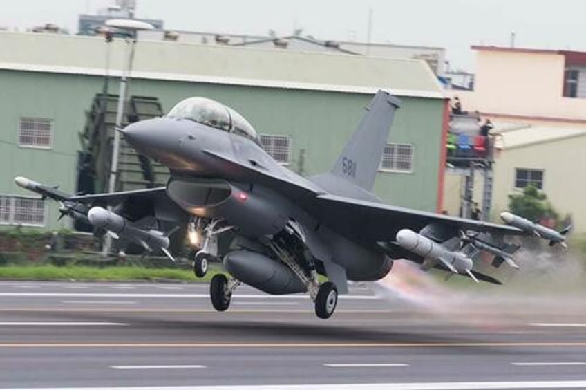 singapore air force says f 16 fighter jet crashed at air base