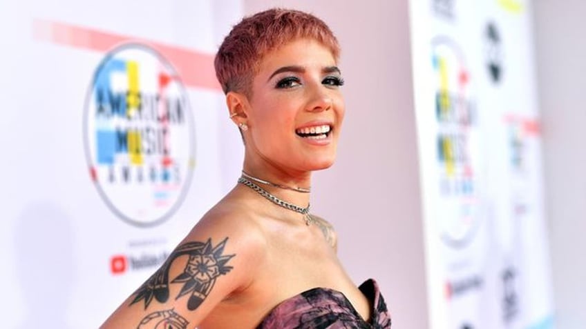 Halsey with short, pink hair