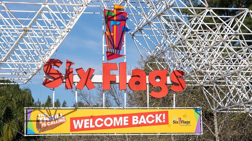 A sign at the entrance of the theme park Six Flags Magic Mountain.