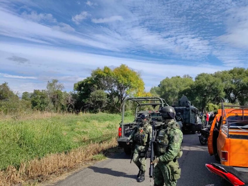 Mexican Army troops look over a crime scene (Credit: Breitbart Texas / Cartel Chronicles)