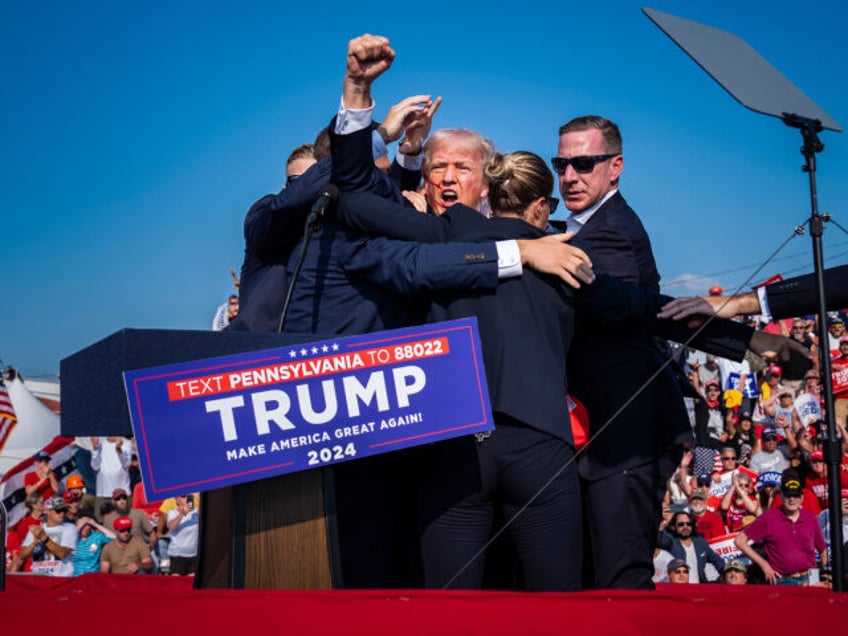 Members of the United States Secret Service surround Republican presidential nominee forme