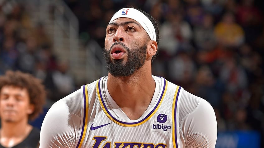 sixers paul reed takes jab at lakers anthony davis before game big flopper