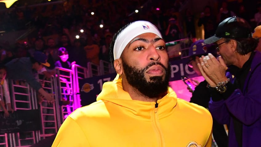 sixers paul reed takes jab at lakers anthony davis before game big flopper