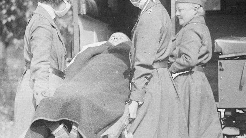 skeletons from 1918 flu pandemic reveal clues about those most likely to die study finds