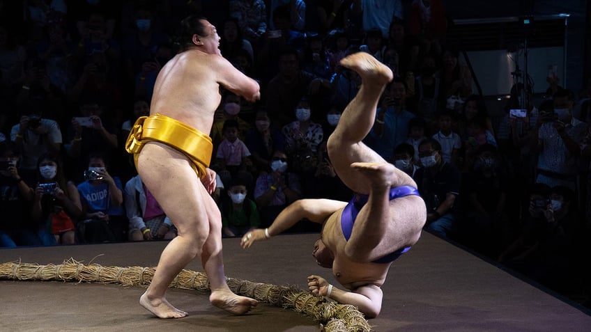 skinny sumo wrestlers height and weight requirements are dropped by sports governing body