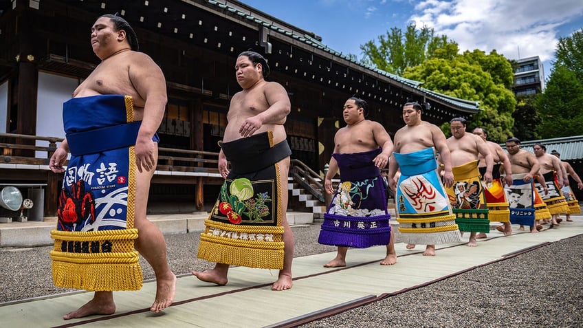 skinny sumo wrestlers height and weight requirements are dropped by sports governing body