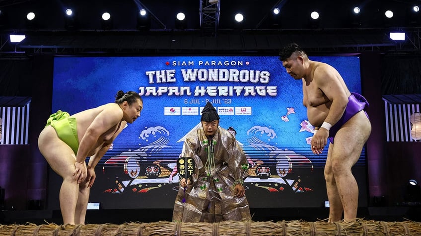 skinny sumo wrestlers height and weight requirements are dropped by sports governing body