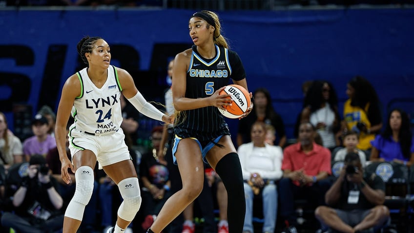Minnesota Lynx play against Chicago Sky