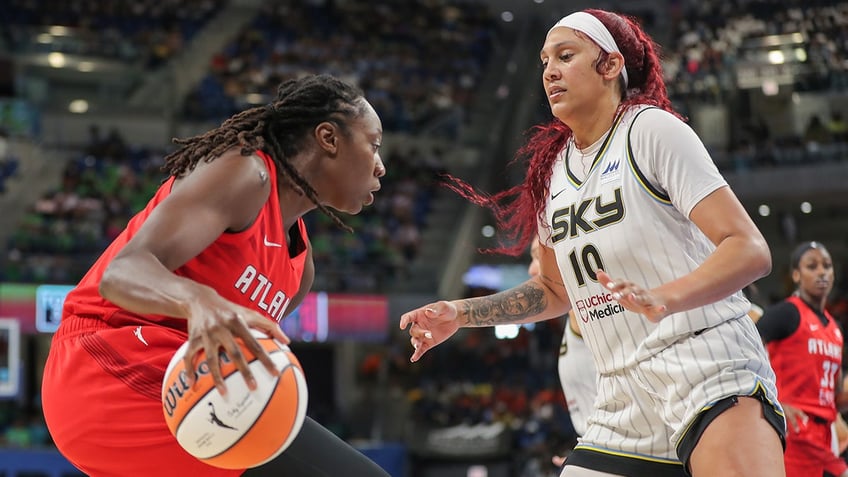 Kamilla Cardoso guards Tina Charles