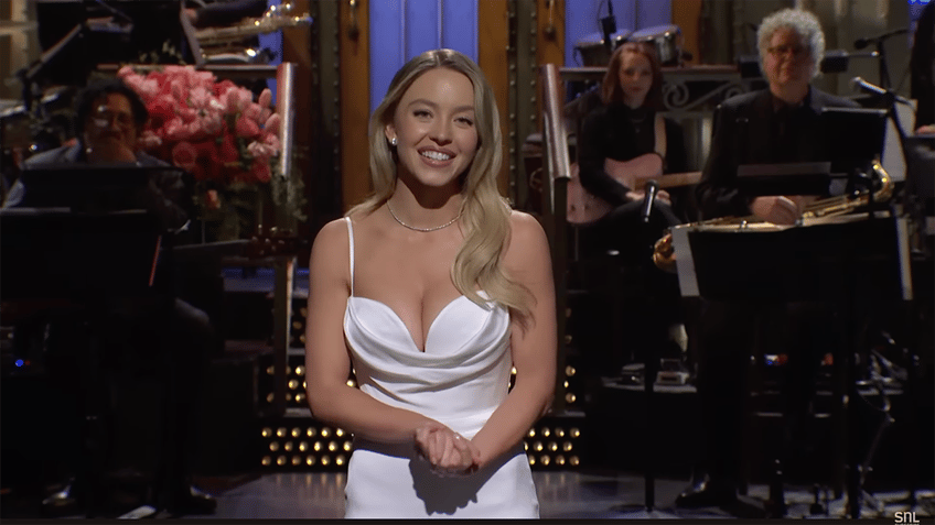 Sydney Sweeney hosts "SNL"