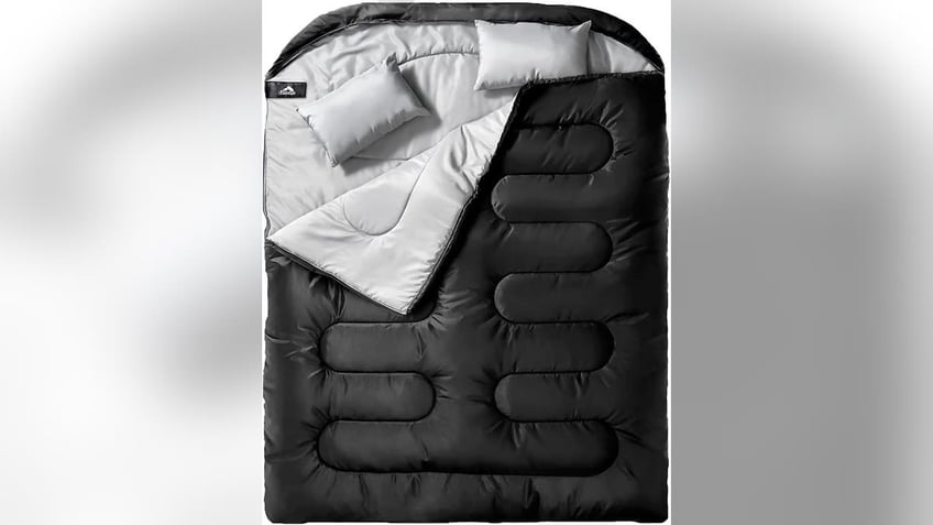 Sleep comfortably in a warm sleeping bag. 