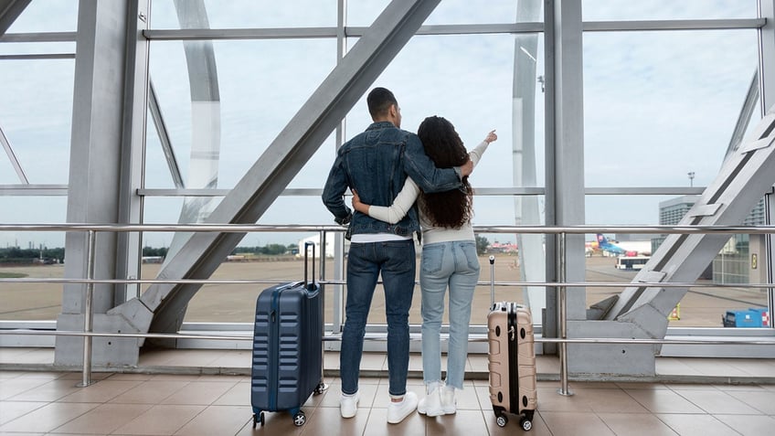 Couple traveling together sleep divorce travel trend