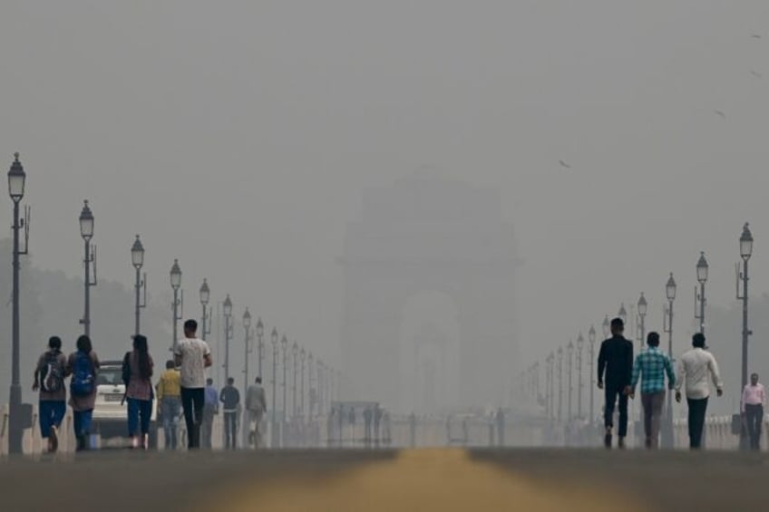 smog ridden new delhi extends schools shutdown