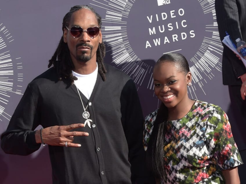 US musician Snoop Dogg (L) arrives with his daughter Cori Broadus on the red carpet for the 31st MTV Video Music Awards at The Forum in Inglewood, California, USA, 24 August 2014. Photo: Hubert Boesl/dpa | usage worldwide (Photo by Hubert Boesl/picture alliance via Getty Images)