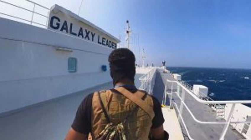 Somali pirates hijack Bangladeshi cargo ship, take more than 20 hostage