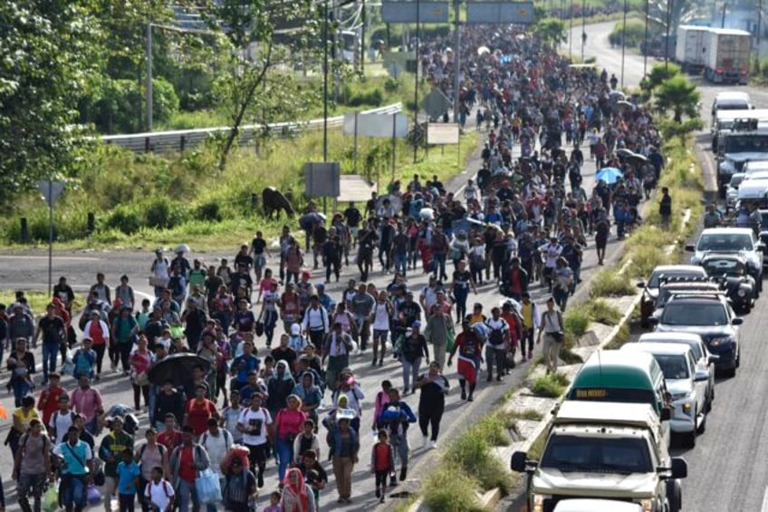 some 5000 migrants set out on foot from mexicos southern border tired of long waits for visas