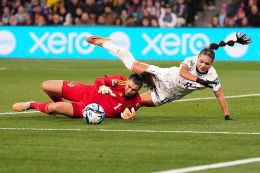 sophia smith scores go ahead goal as portland edges north carolina 2 1 takes over top spot in nwsl