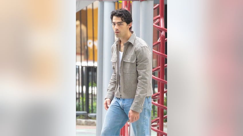 sophie turner battles joe jonas from taylor swift owned pad seen with pitbull attorney who represents royalty