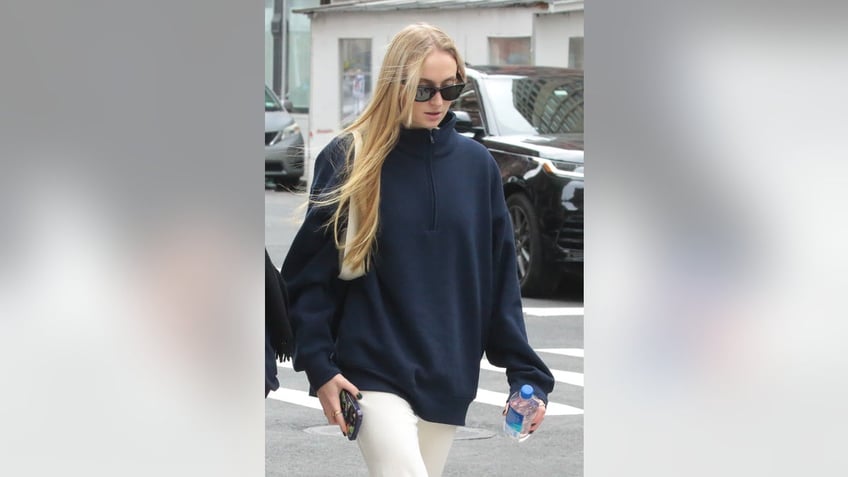 sophie turner battles joe jonas from taylor swift owned pad seen with pitbull attorney who represents royalty