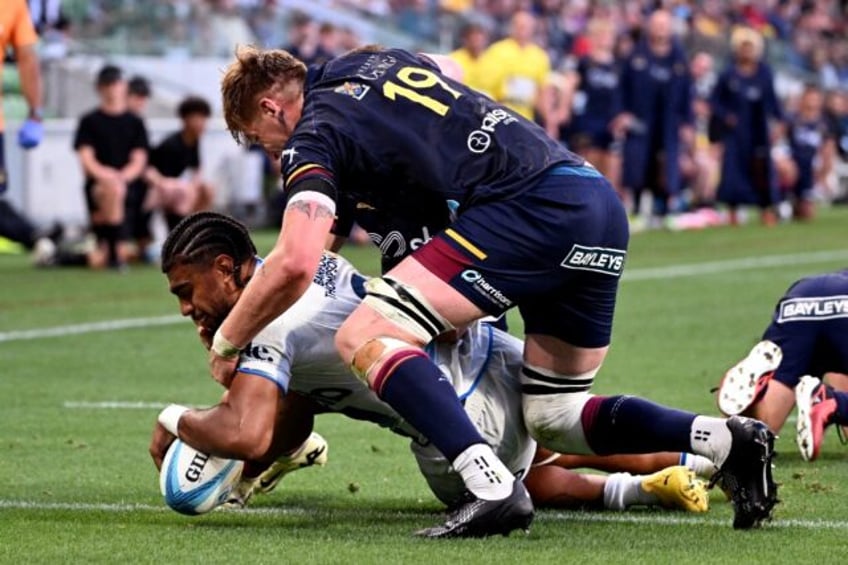 Aukcland Blues' Hoskins Sotutu (L) scored a hat-trick of tries against the Otago Highlande