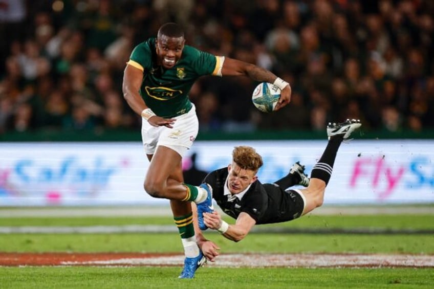 New Zealand's Damian McKenzie (R) tackles South Africa's Aphelele Fassi during their Rugby