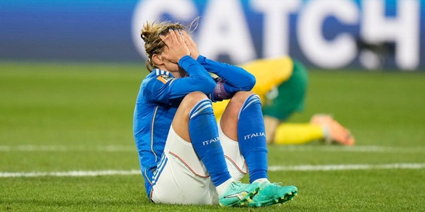 south africa shocks italy behind own goal late strike advances to womens world cup knockout stage