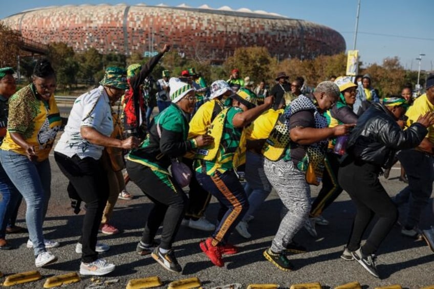 The final weekend of South Africa's close-fought election campaign was marked by huge stad