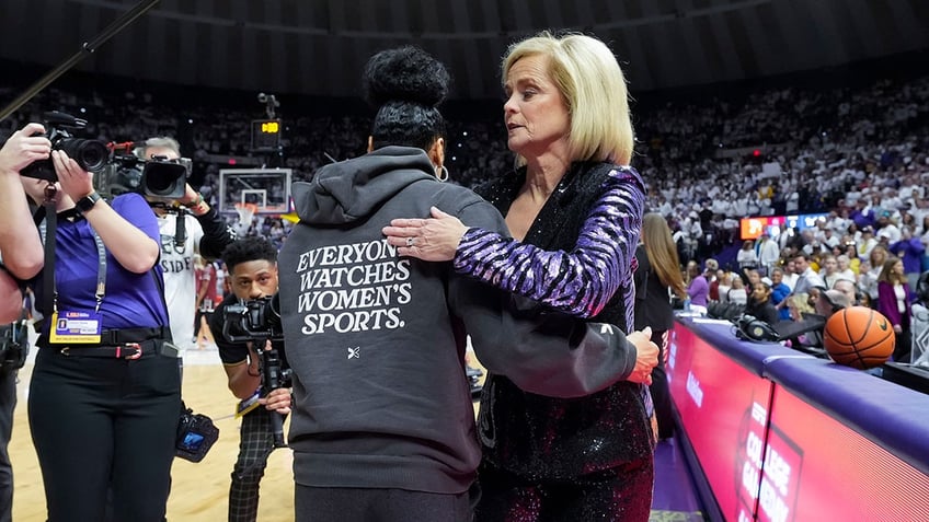 Kim Mulkey greets Dawn Staley