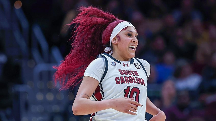 Kamilla Cardoso smiles on court