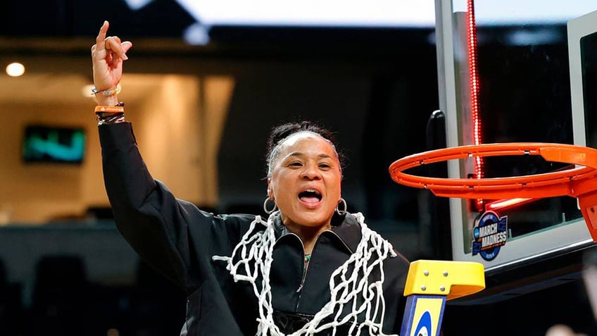 Dawn Staley cut the nets