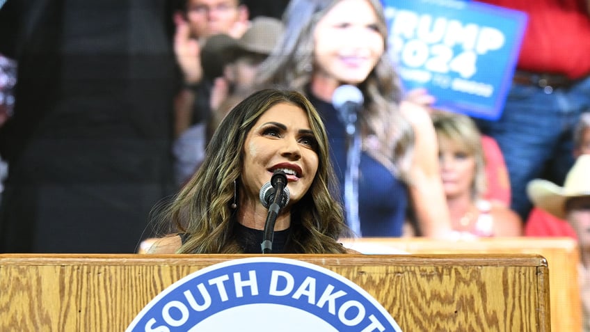 south dakota governor invites deion sanders to mt rushmore after he admits not knowing where landmark is