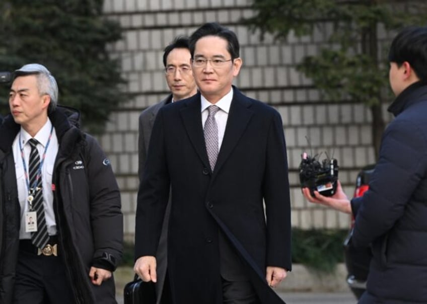 Samsung Electronics chairman Lee Jae-yong arriving at a Seoul court to hear his appeal ve