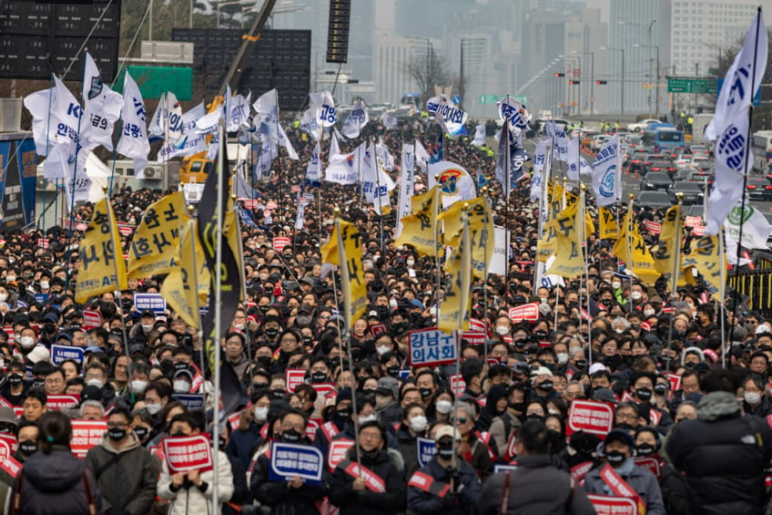 south korea moves to suspend 7000 doctors for walkouts paralyzing healthcare system