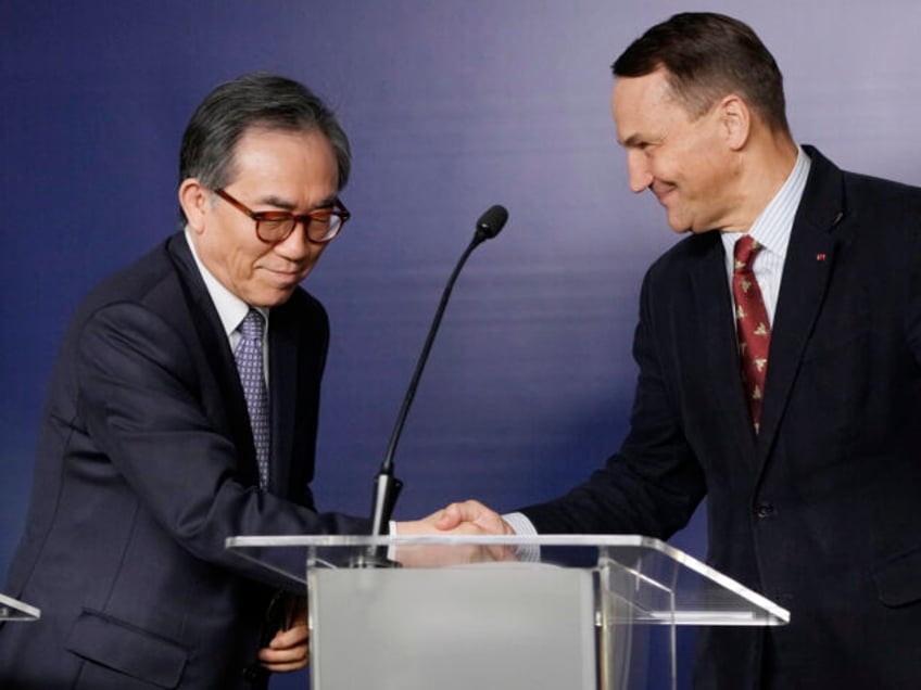 South Korean Minister of Foreign Affairs Cho Tae-Yul ,left, and Poland's Foreign Mini