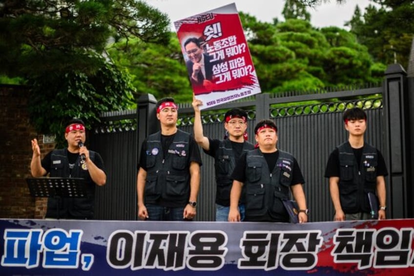 Union executives gathered on Thursday outside Samsung Chairman Lee Jae-yong's house