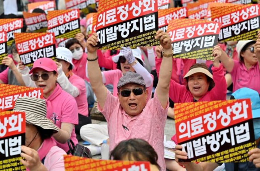 Members of South Korean patient advocacy groups protesting in Seoul on July 4