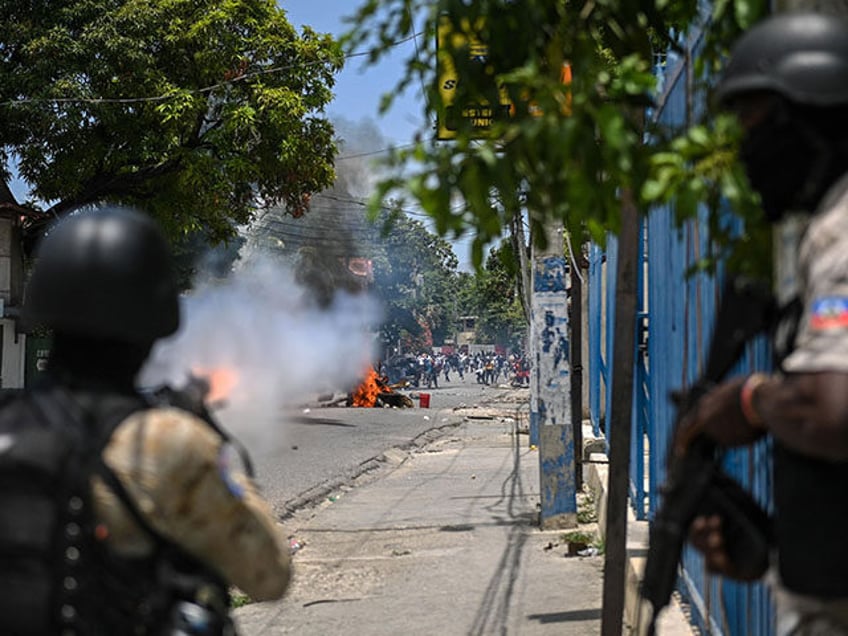 Resident evacuate the Carrefour Feuilles commune in Port-au-Prince, Haiti, on August 15, 2