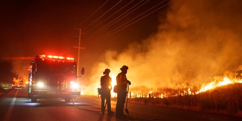 southern california wildfires force evacuation of nearly 1000 homes