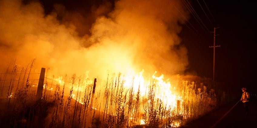 southern california wildfires force evacuation of nearly 1000 homes