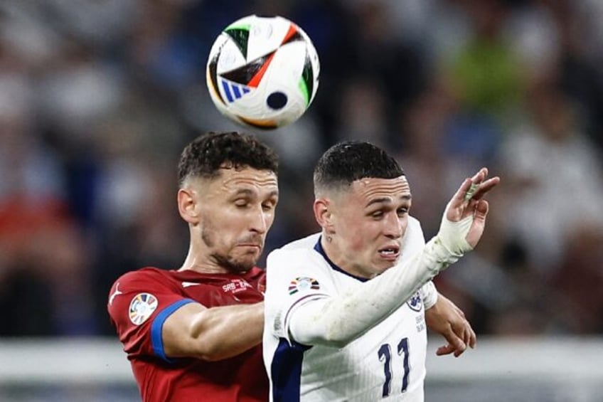 England's Phil Foden (R) struggled to make an impact against Serbia