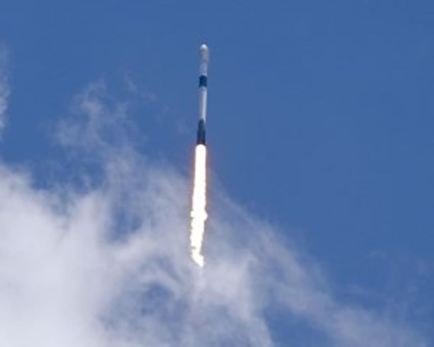 SpaceX sends up more Starlink satellites